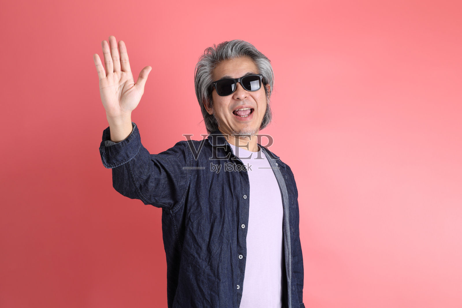 男人在粉红色的照片摄影图片