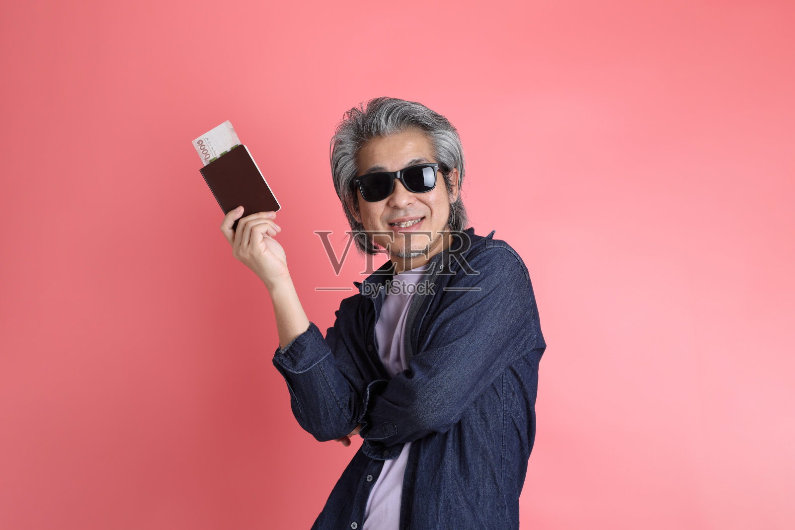 男人在粉红色的照片摄影图片