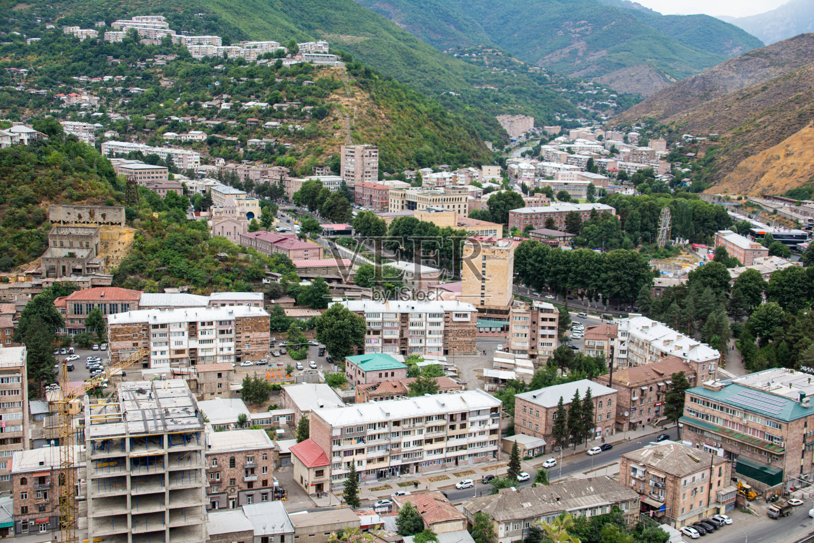 这座城市四面环山。山中小镇。照片摄影图片