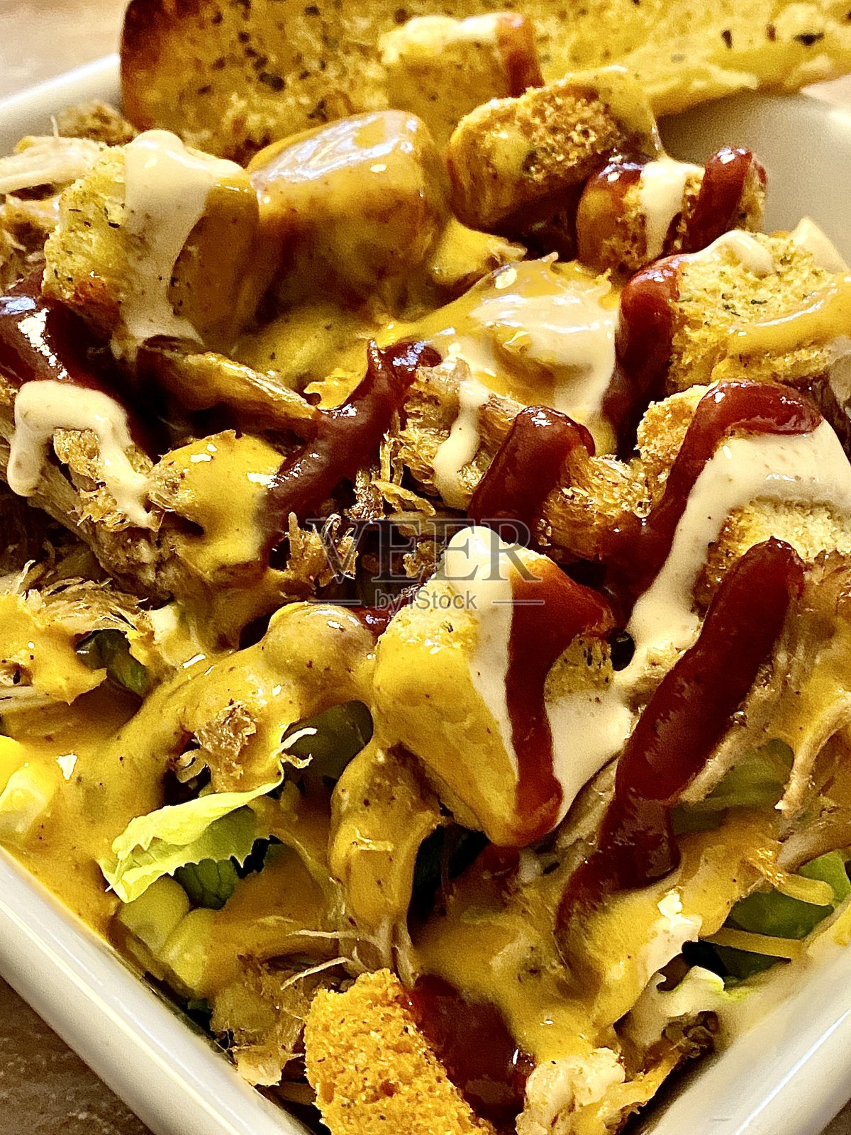 烧烤碎肉沙拉照片摄影图片