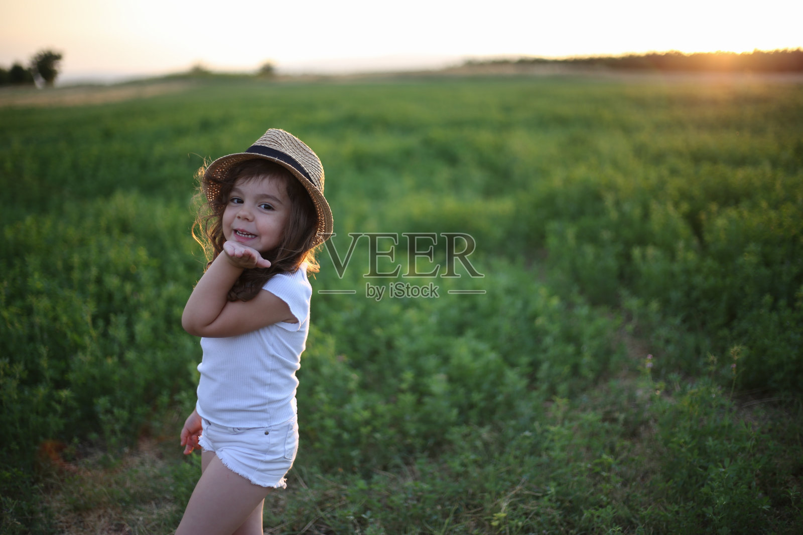 快乐女孩在草地股票照片照片摄影图片
