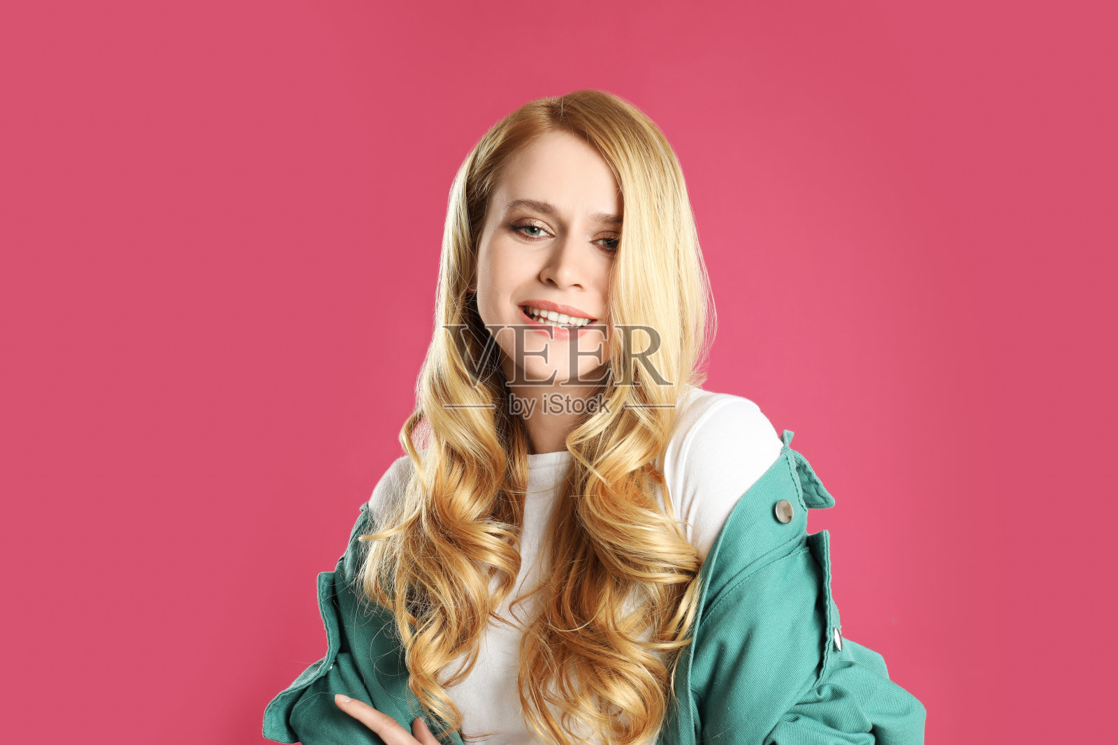 美丽的年轻女人的肖像染长发在粉红色的背景照片摄影图片