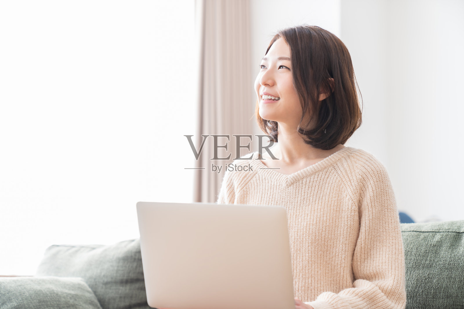 年轻的亚洲女性使用笔记本电脑照片摄影图片