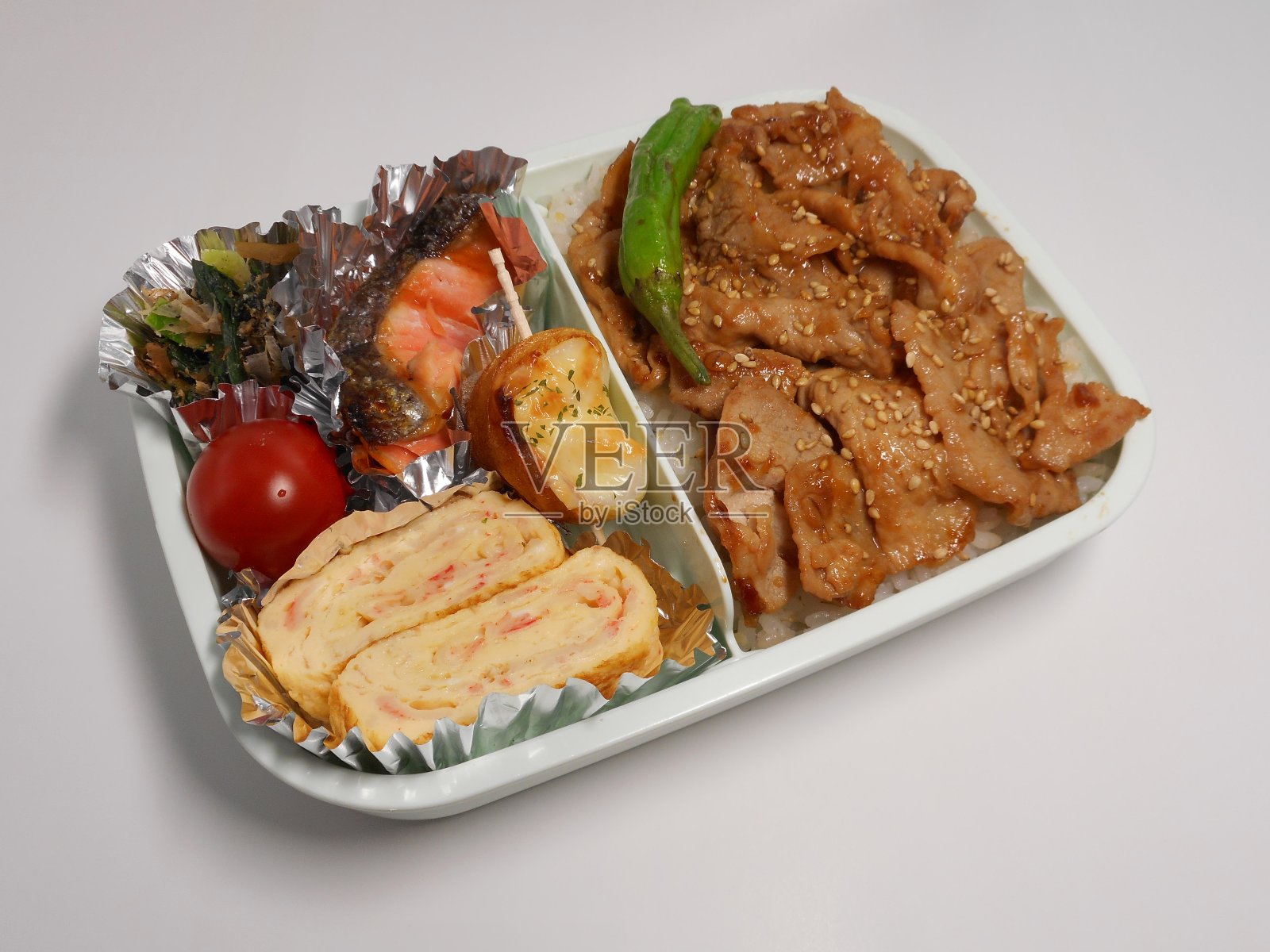 午餐是烤肉和鲑鱼照片摄影图片