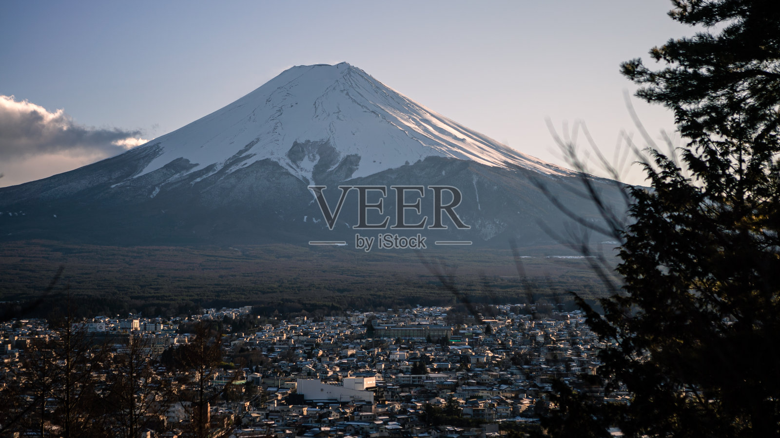 美丽的富士山，山顶白雪覆盖，云雾缭绕照片摄影图片
