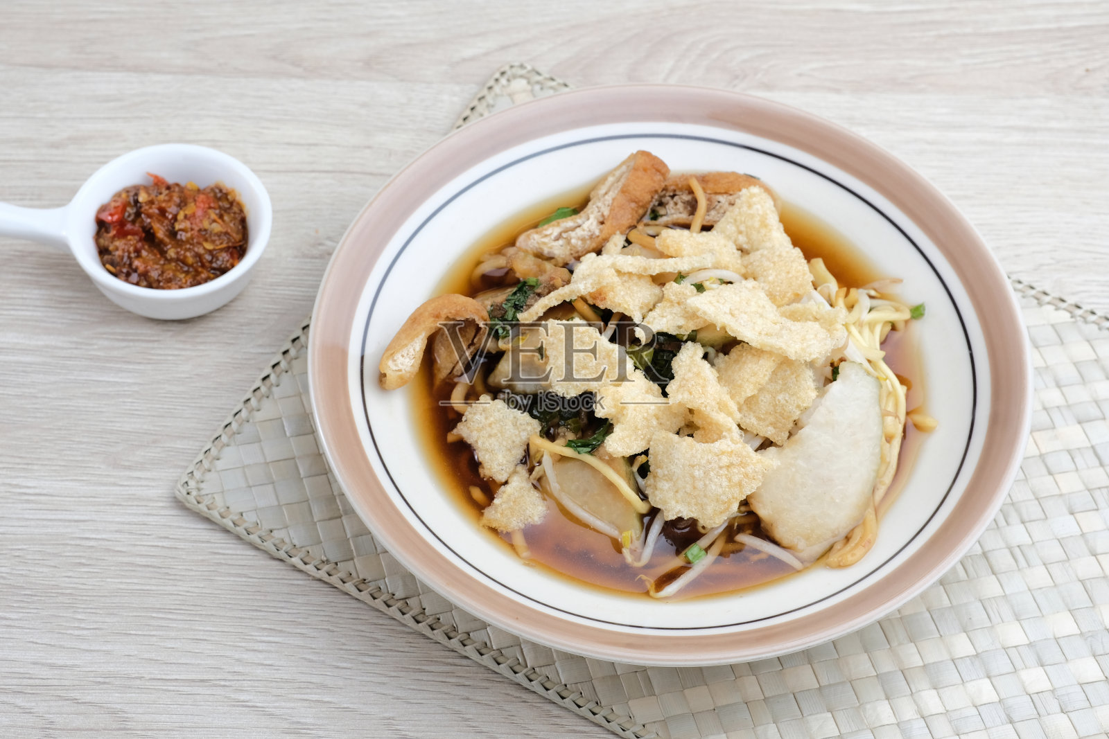 Mie Kopyok，一种来自印尼中爪哇岛三宝垄的传统面条。照片摄影图片