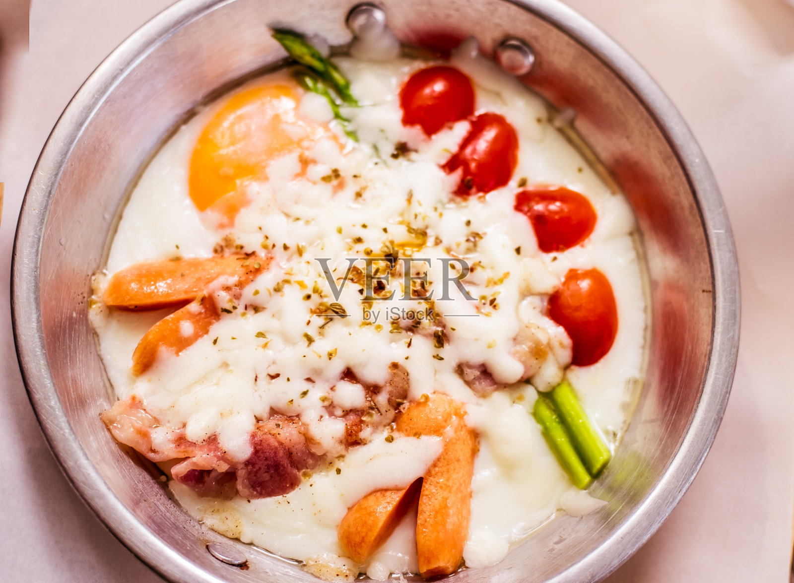 热狗，鸡肉，西红柿和鸡蛋煎在露营照片摄影图片