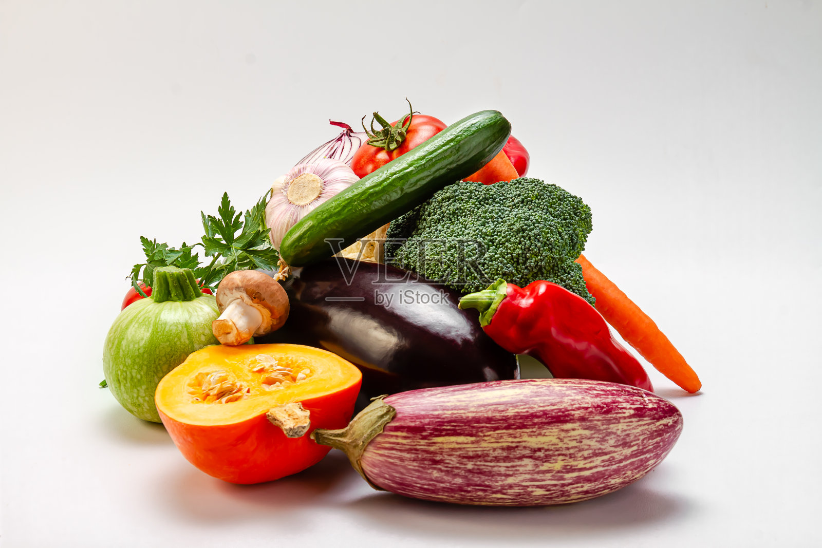 浅色背景上的新鲜有机蔬菜，均衡素食的概念照片摄影图片