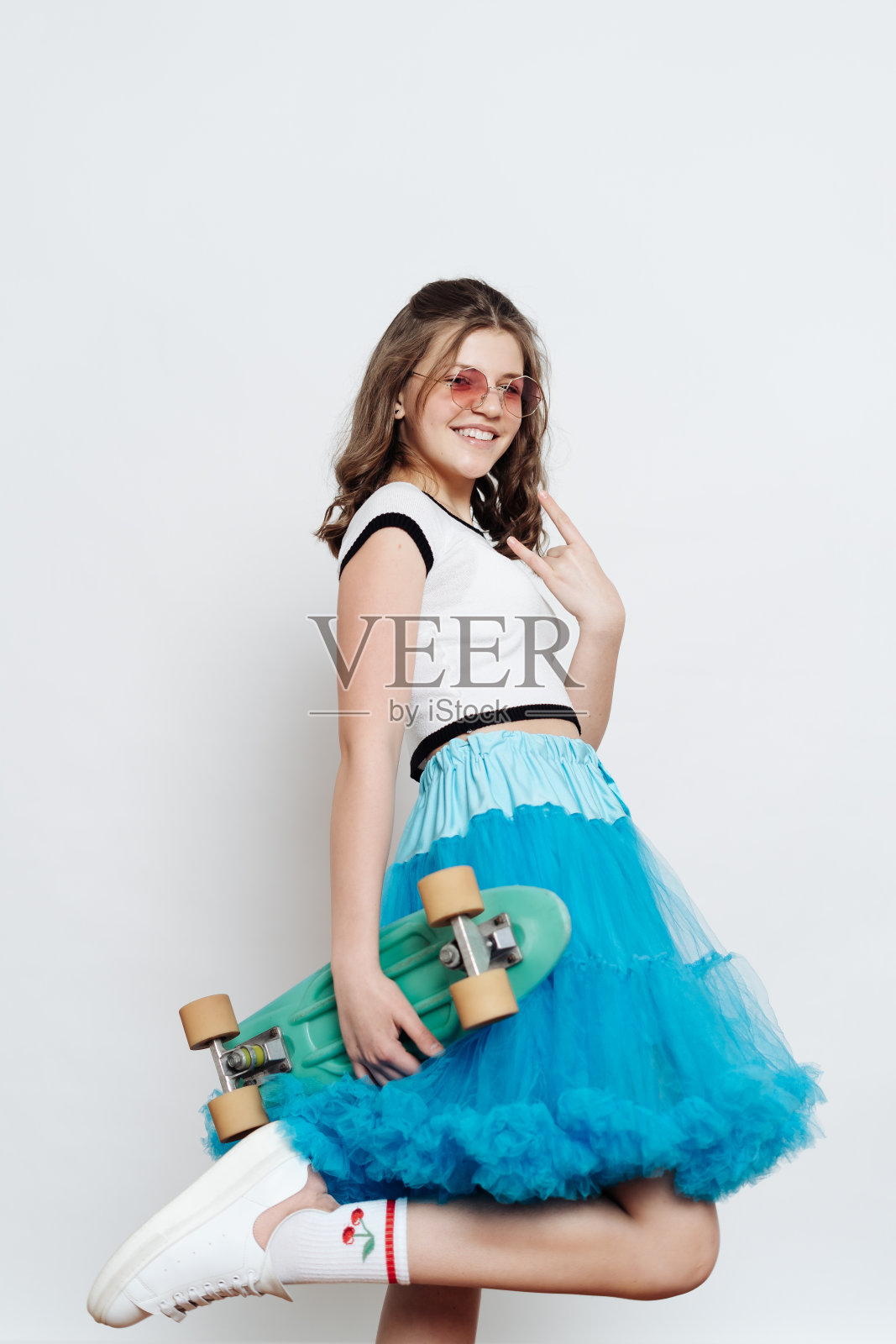 美丽的少年与便士板在白色的背景照片摄影图片