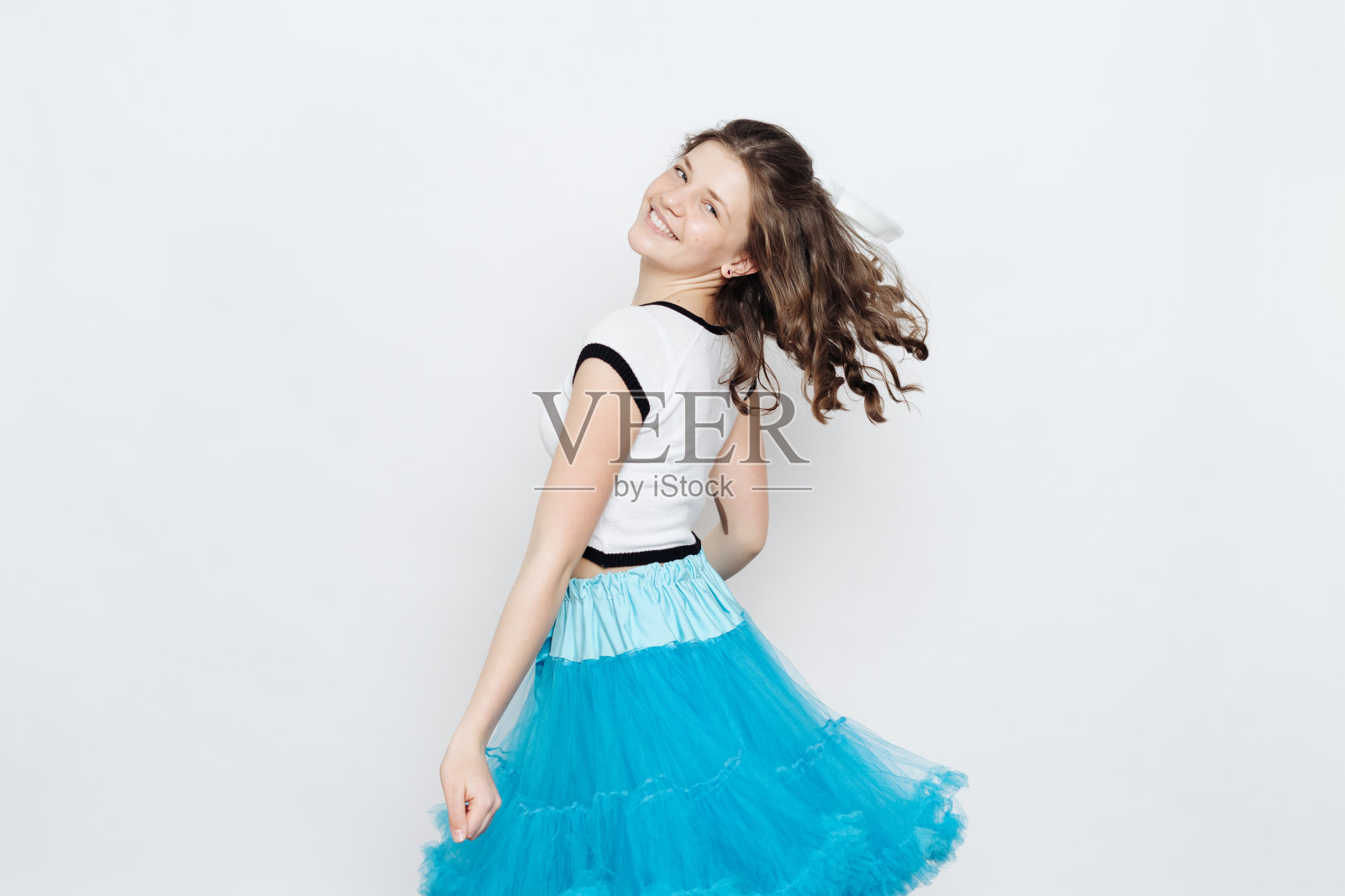 开朗的少女在白色背景下拍照照片摄影图片