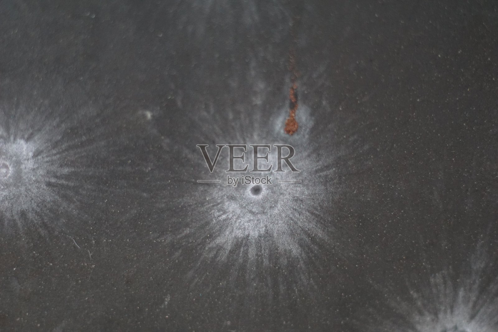 射击场靶板上的9毫米弹痕。子弹击中金属板的特写镜头。照片摄影图片