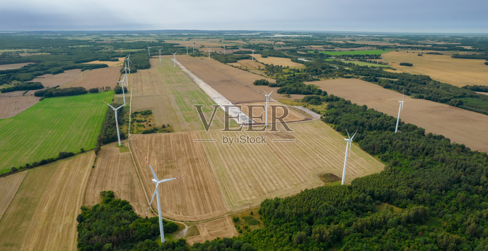 日落时的风车和蓝色大海的航拍照片照片摄影图片