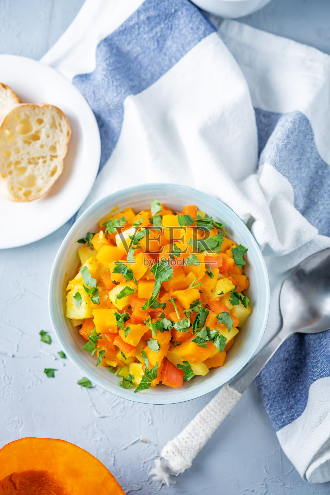 南瓜，土豆，胡萝卜，炖在碗里照片摄影图片