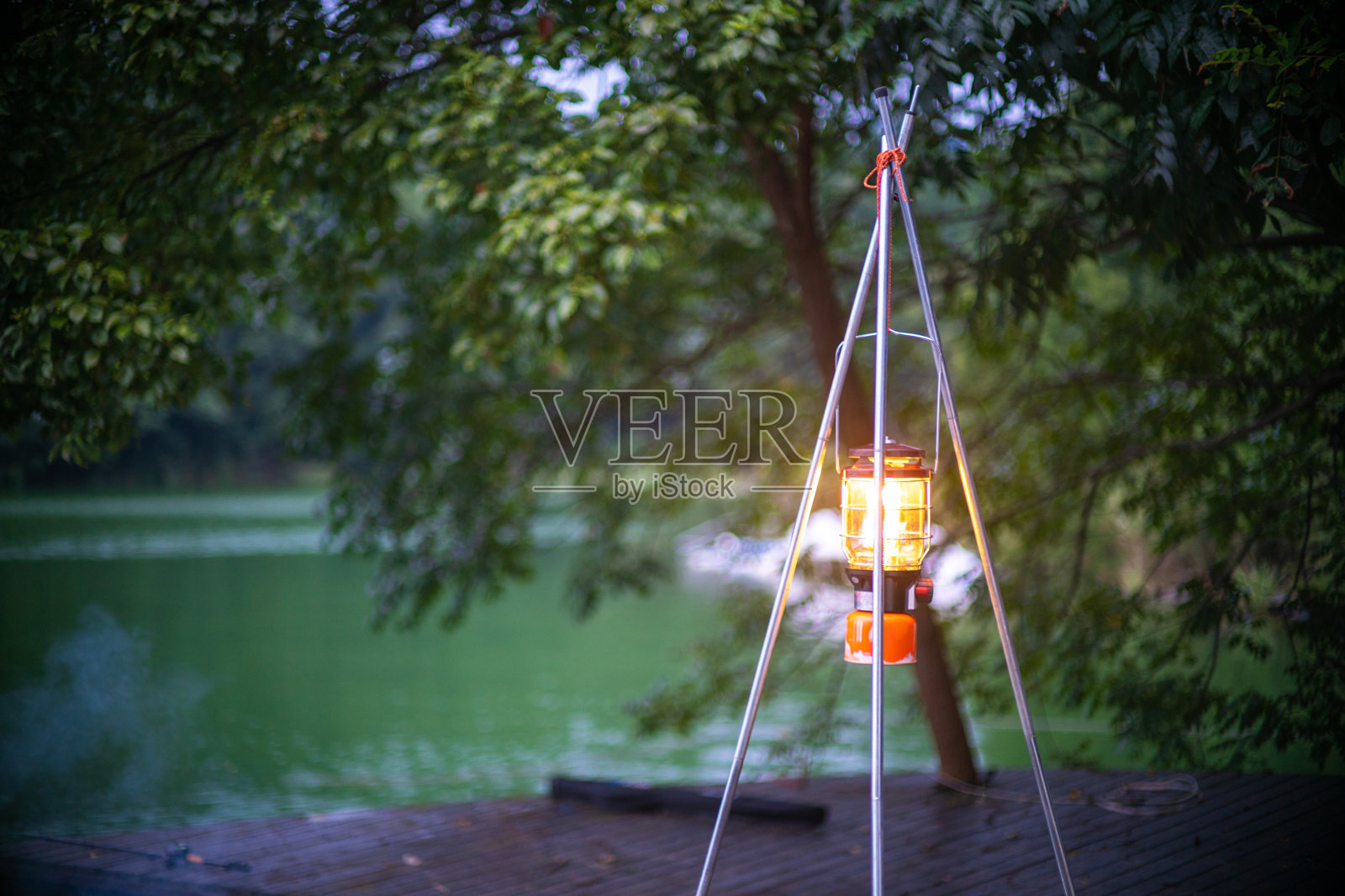 老灯笼，野营场景照片摄影图片