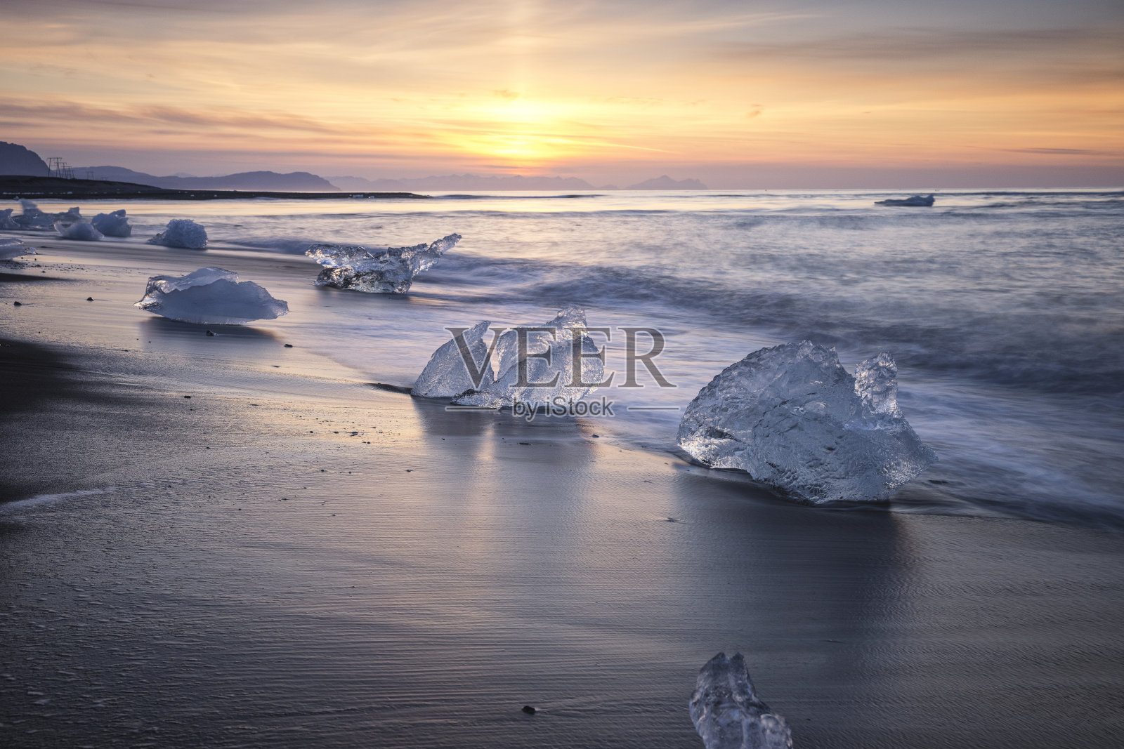 冰山在黑沙滩上日出在长博览会照片摄影图片