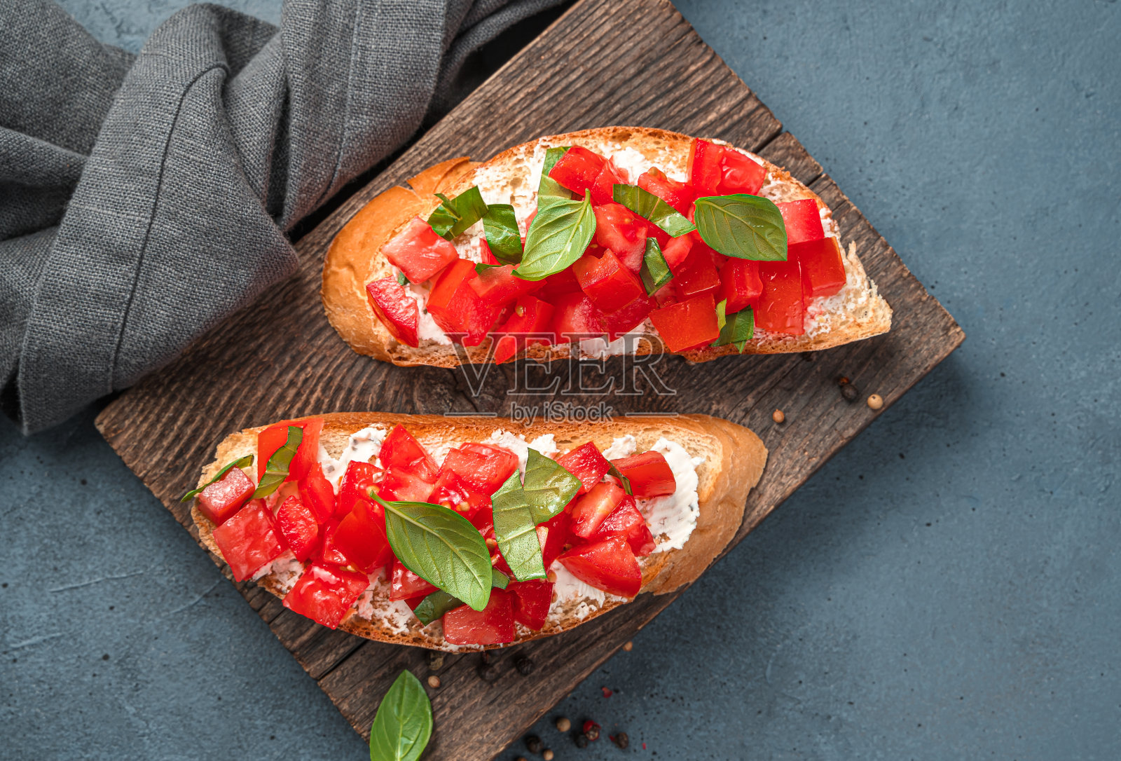 蕃茄、羊乳酪和罗勒特写炸土司照片摄影图片