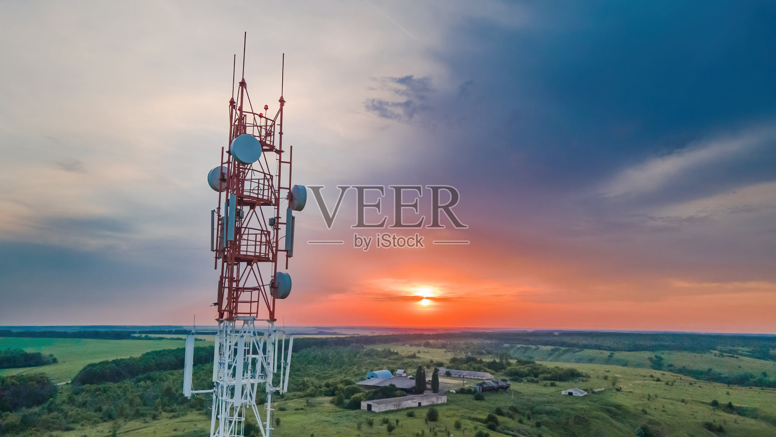 夕阳下的5G通信塔照片摄影图片