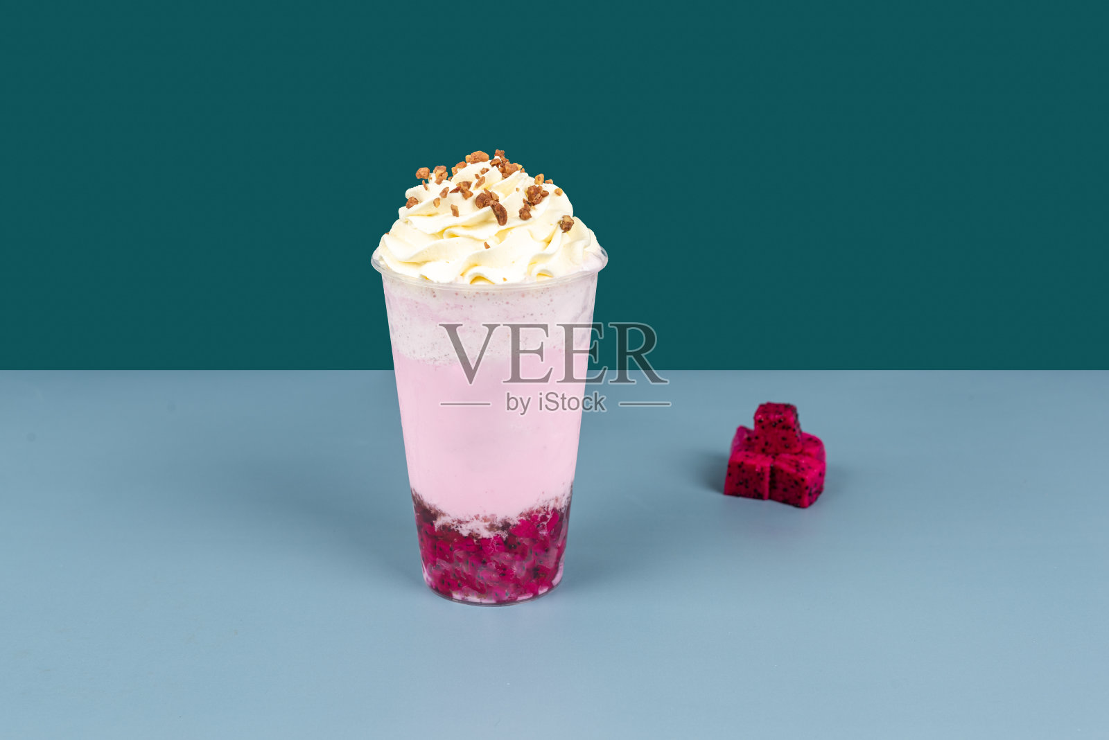 一杯冰淇淋是由火龙果和乳制品制成的照片摄影图片