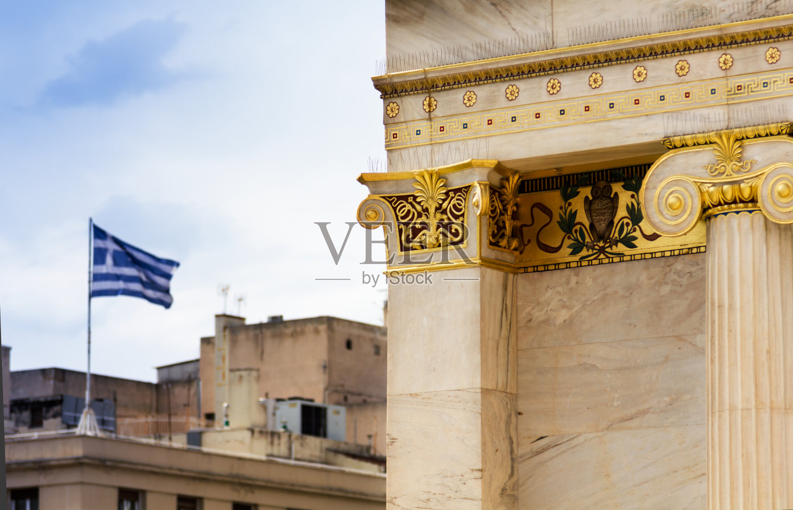 希腊国旗悬挂在市中心Panepistimiou大街的屋顶上。照片摄影图片