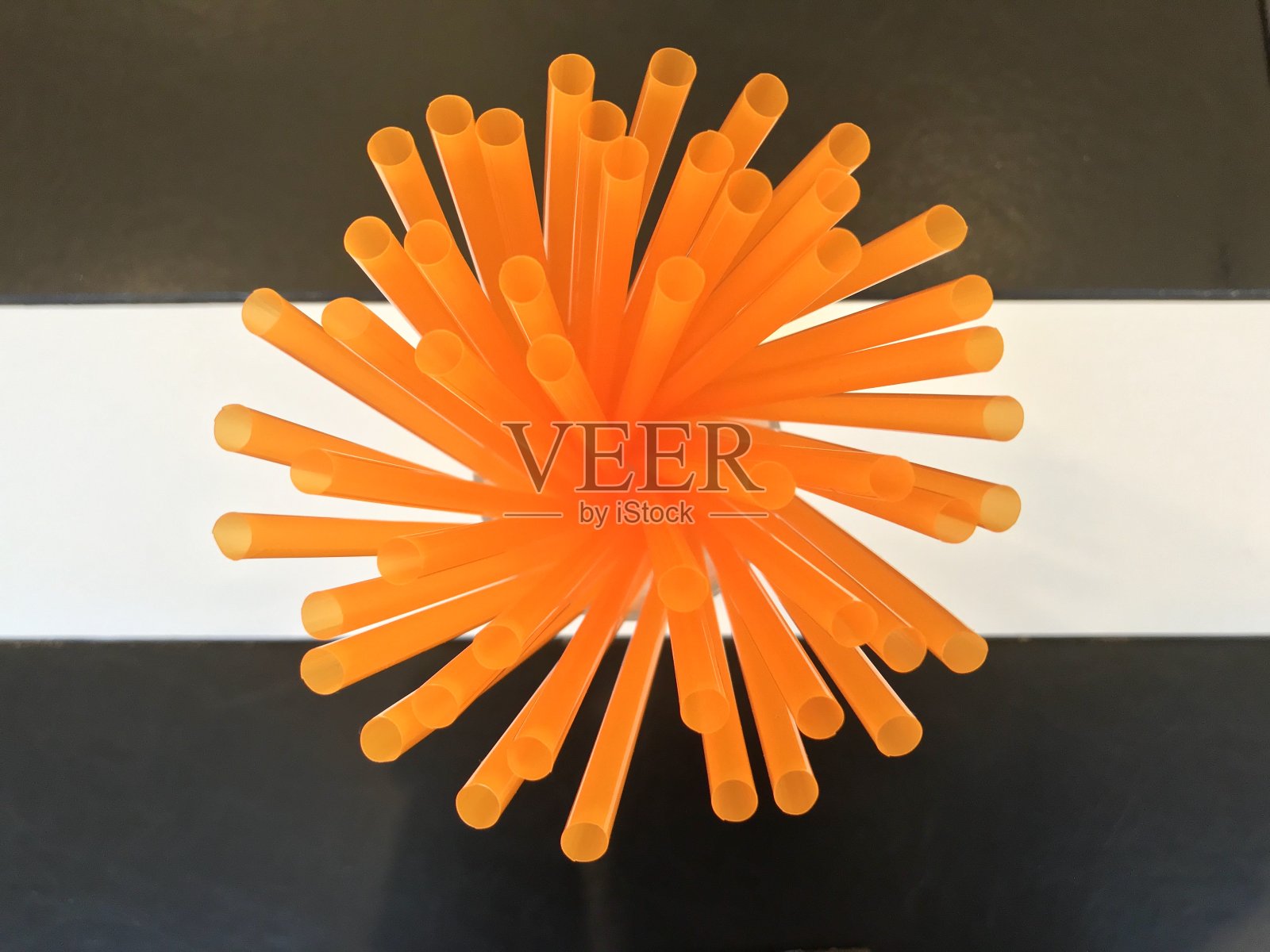 桌上有一组橙色的吸管照片摄影图片