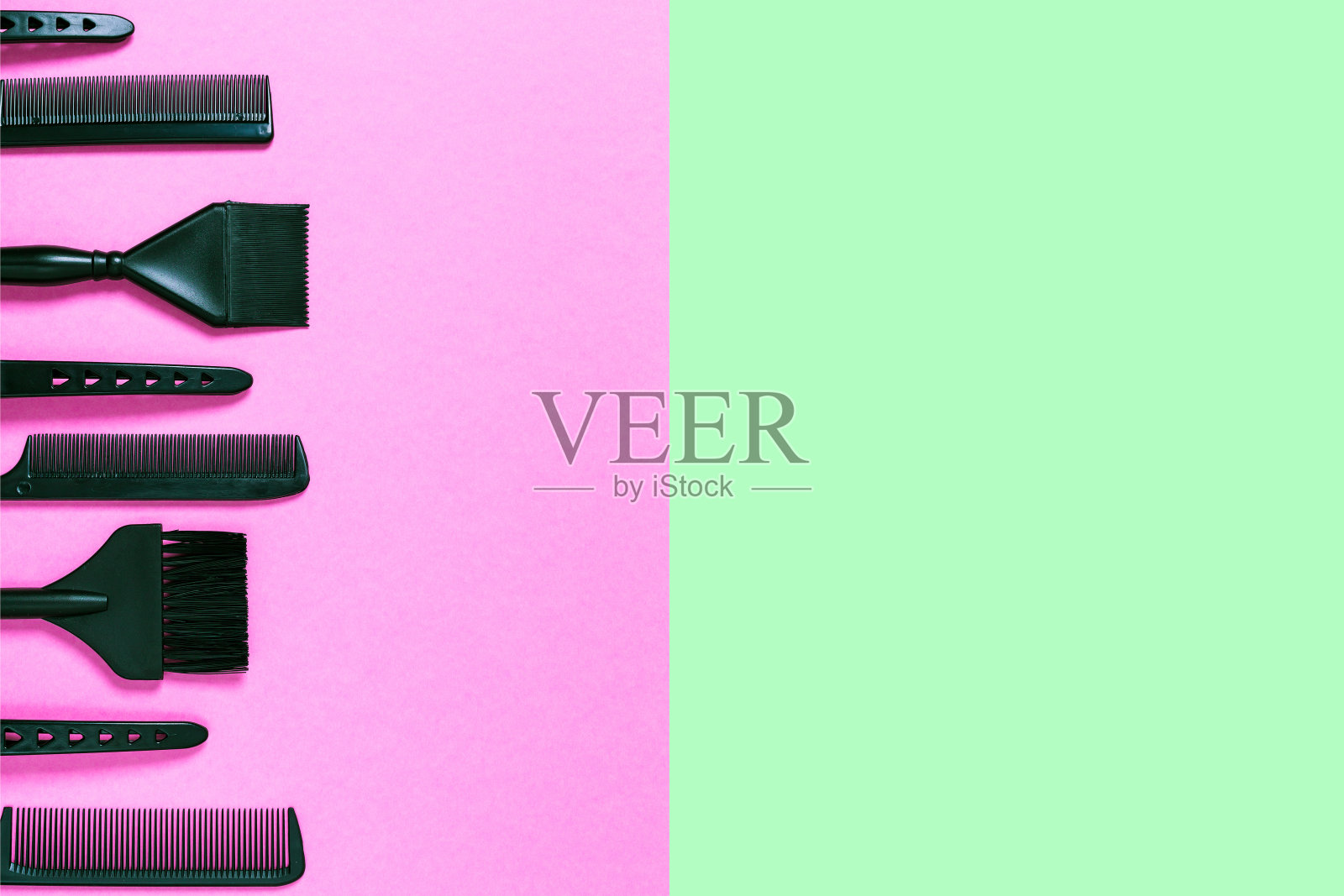 梳子和漂白刷子在彩色蜡纸上照片摄影图片