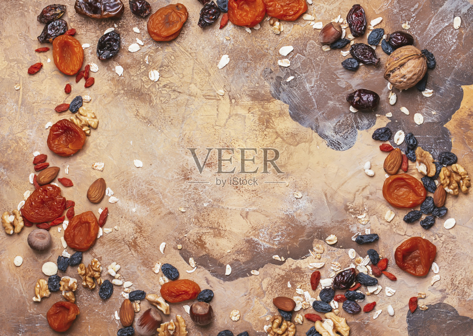 健康食品干果。梅干，杏干，葡萄干，无花果，坚果。前视图。副本的空间。照片摄影图片