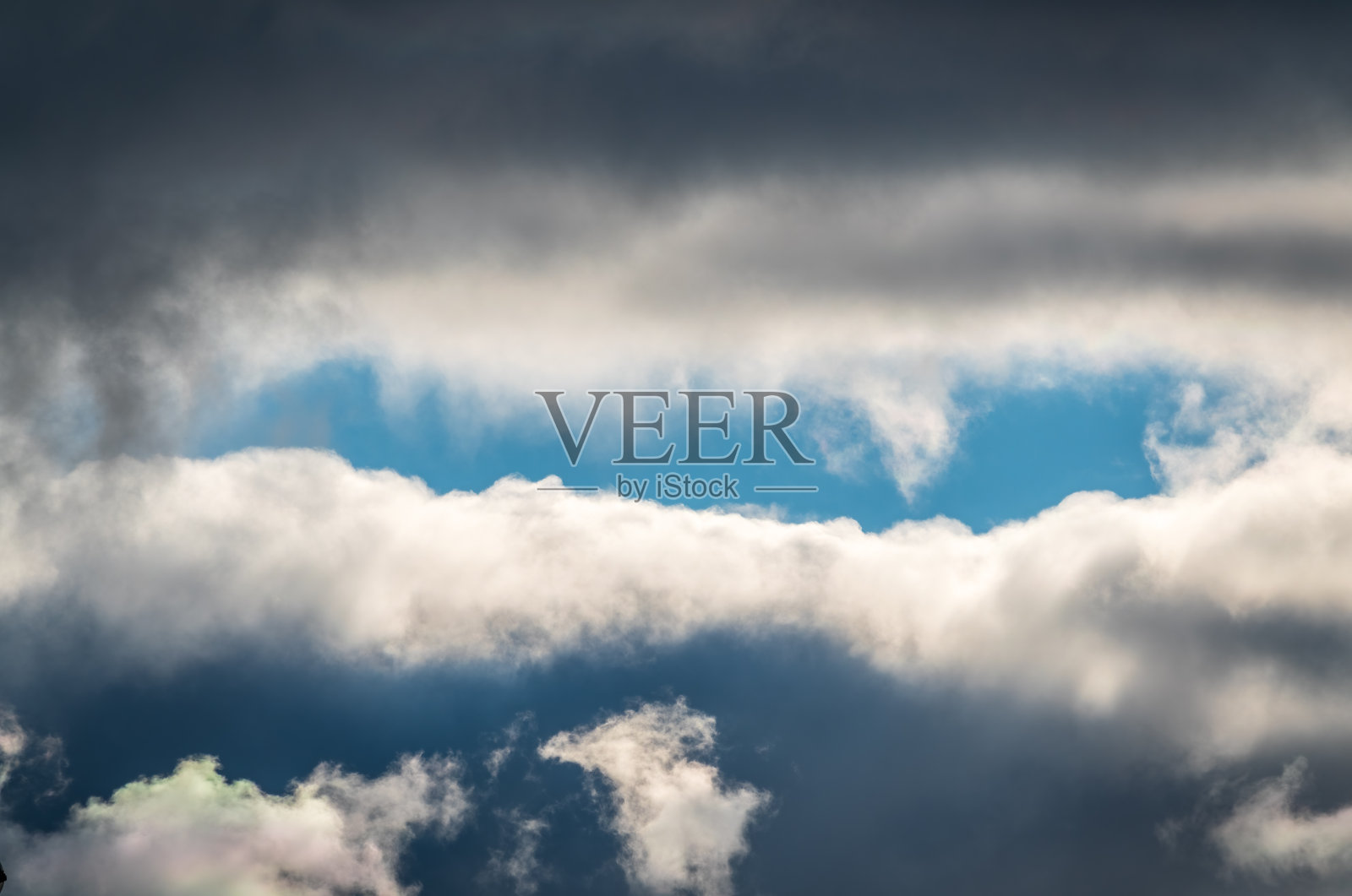 戏剧性的多云天空背景。乌云密布的深蓝色天空。自然的照片背景照片摄影图片