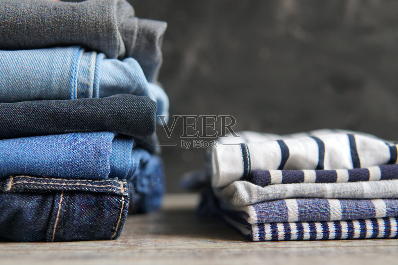 牛仔布和条纹织物近距离上的桌子照片摄影图片