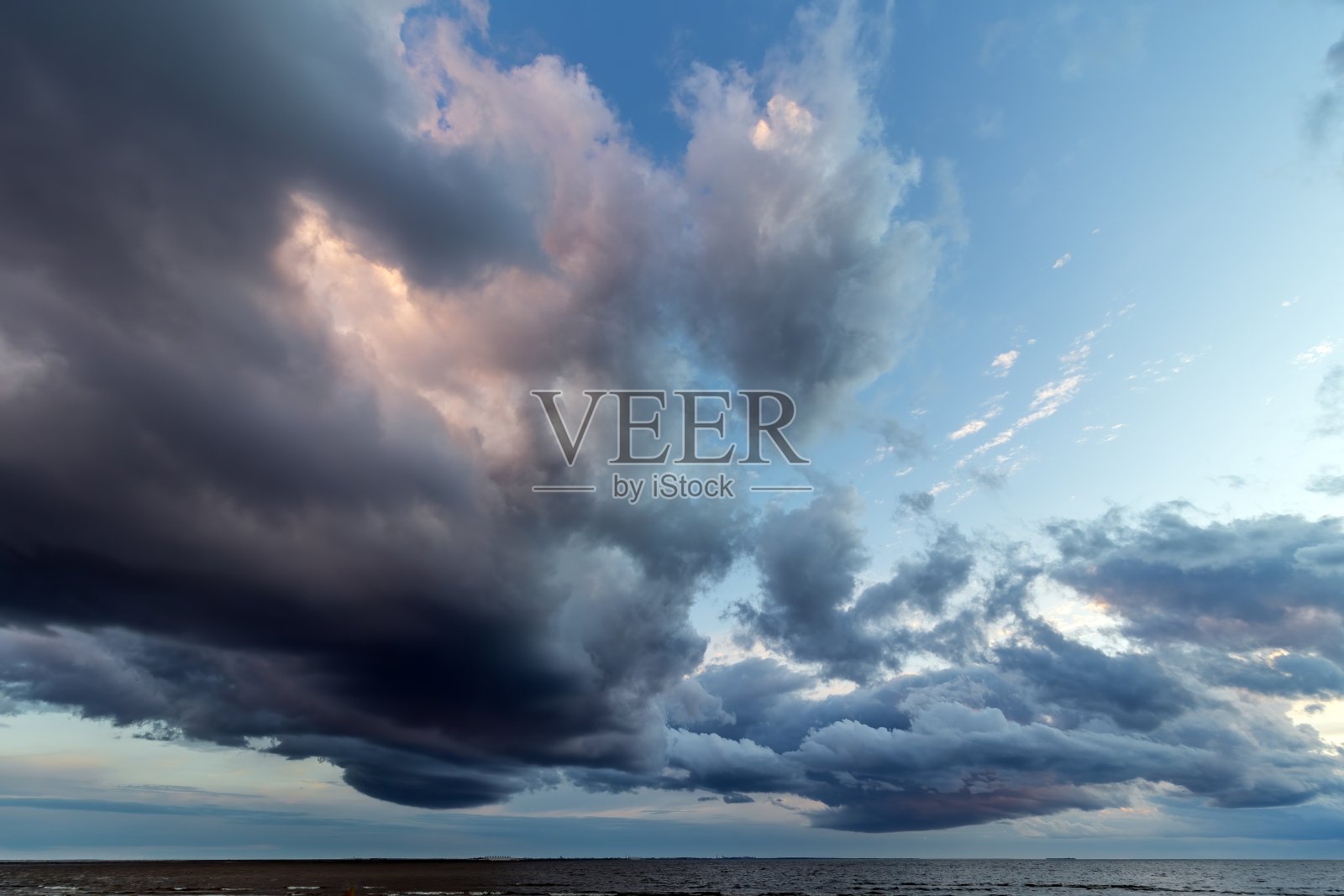 戏剧性的全景的傍晚天空与雷云的海上风暴前，在一个超广角镜头。照片摄影图片