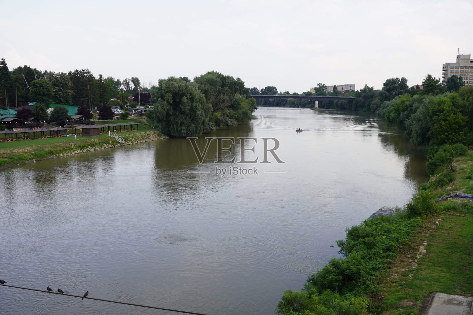 阿拉德，罗马尼亚——2021年7月20日:白天的穆列斯河照片摄影图片