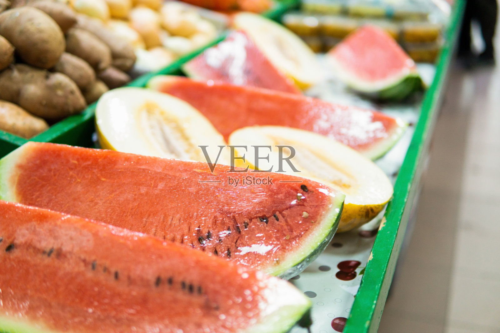 西瓜和甜瓜的部分展示在传统食品市场。照片摄影图片