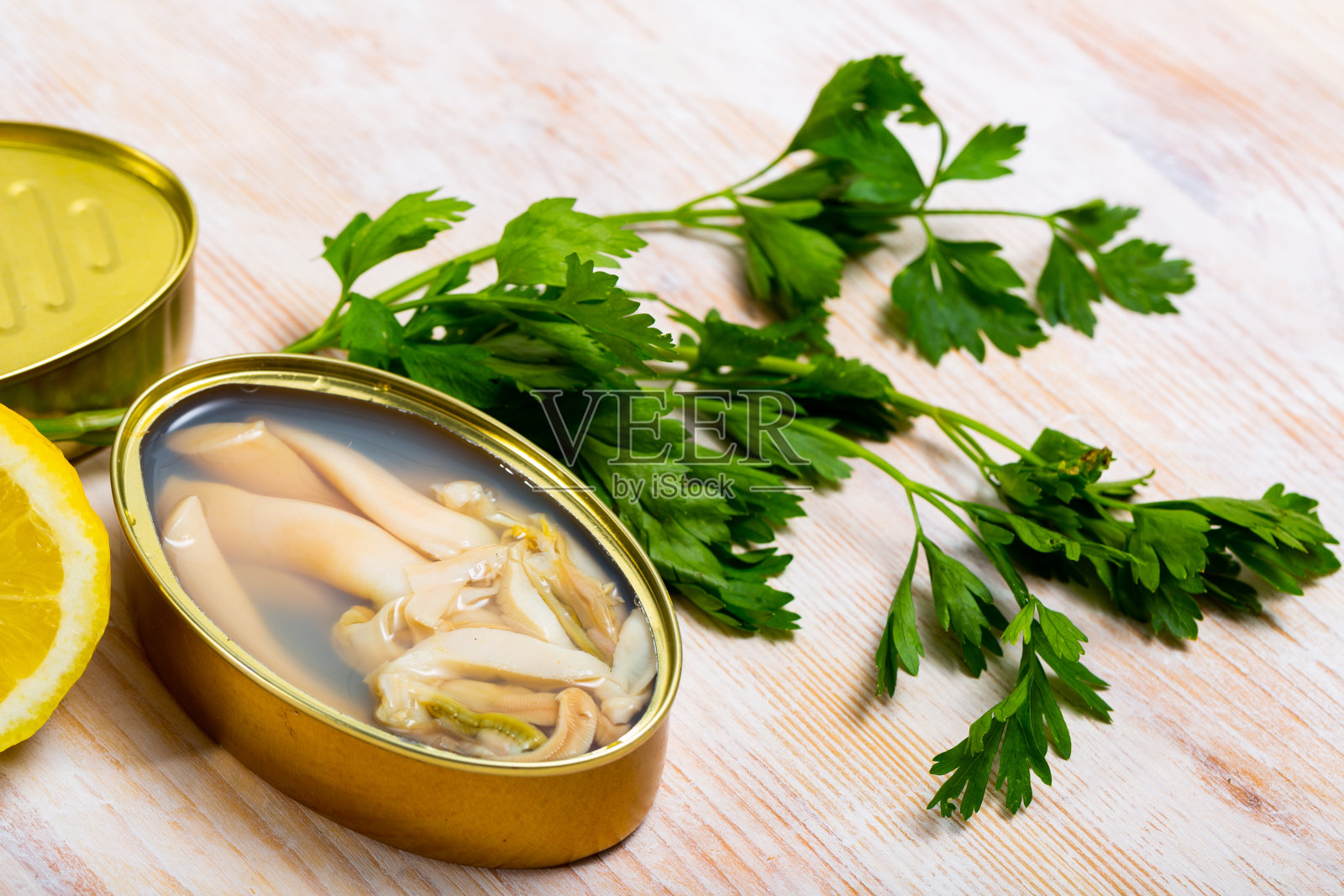 欧芹柠檬天然软体动物罐头照片摄影图片