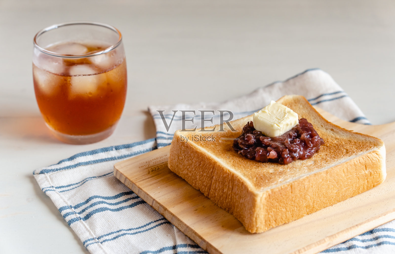 吐司面包加黄油和日本红豆照片摄影图片