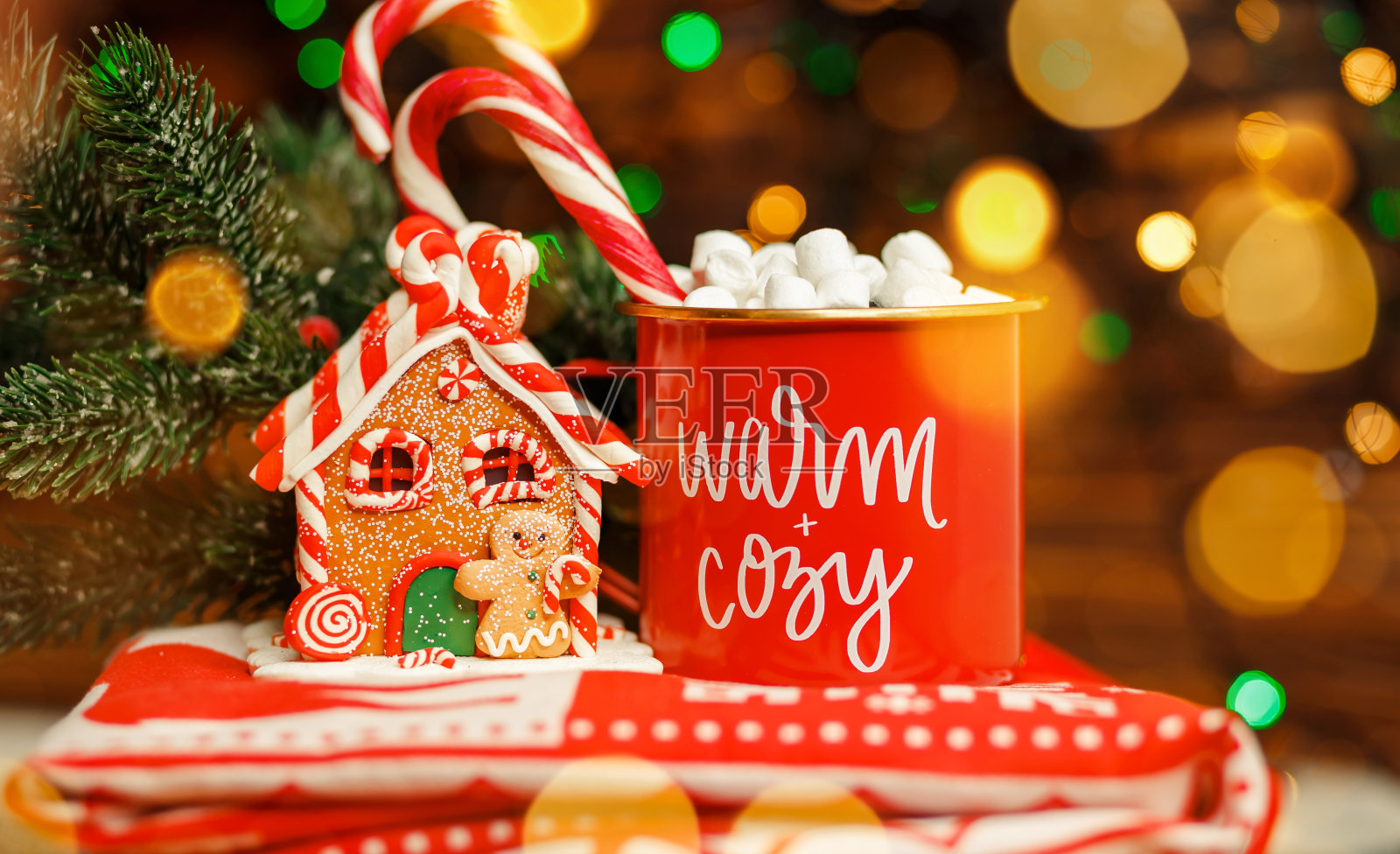 朋友们一边吃着节日糖果，一边喝着热巧克力。舒适的家庭氛围照片摄影图片