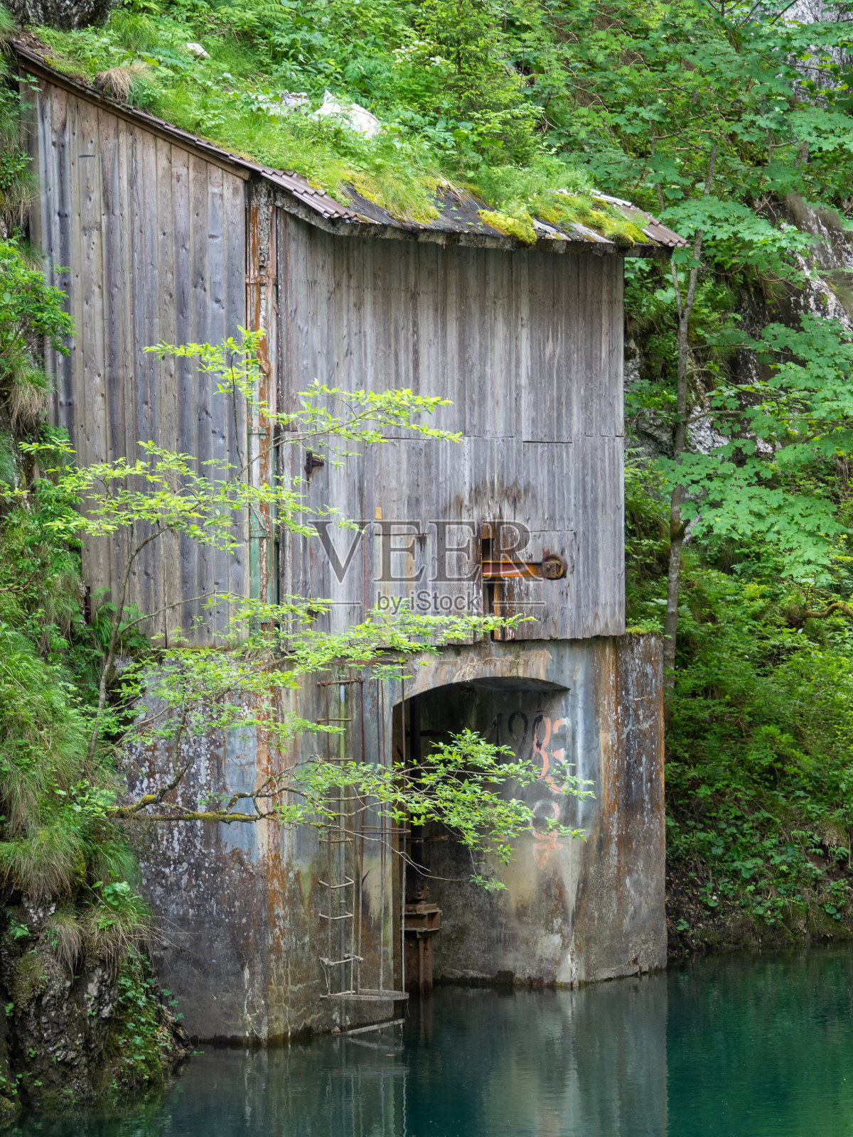 罗马尼亚布塞吉山区的斯克罗波萨湖照片摄影图片
