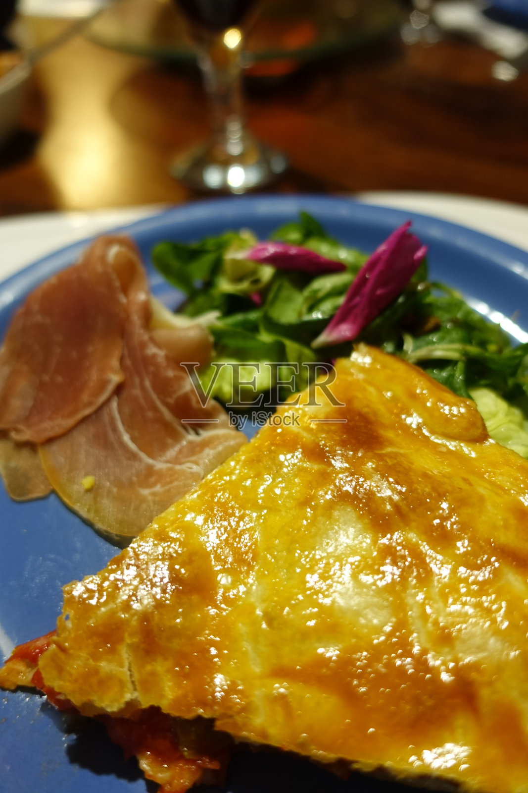 美味的煎蛋饼，生火腿，调味绿沙拉，可食用的鲜花套餐照片摄影图片