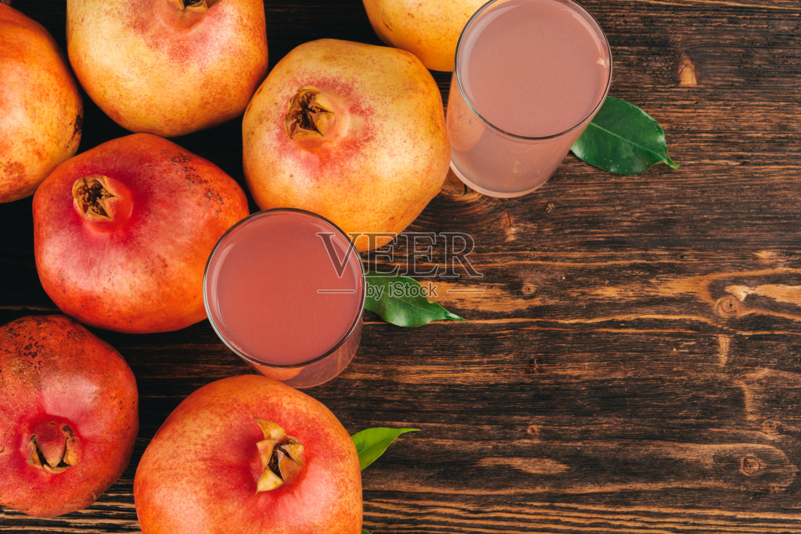 新鲜的石榴汁放在木桌上收起来照片摄影图片