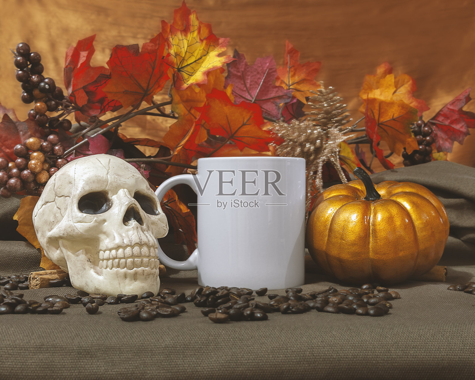 11盎司白色光泽杯模型与秋天和万圣节主题装饰照片摄影图片