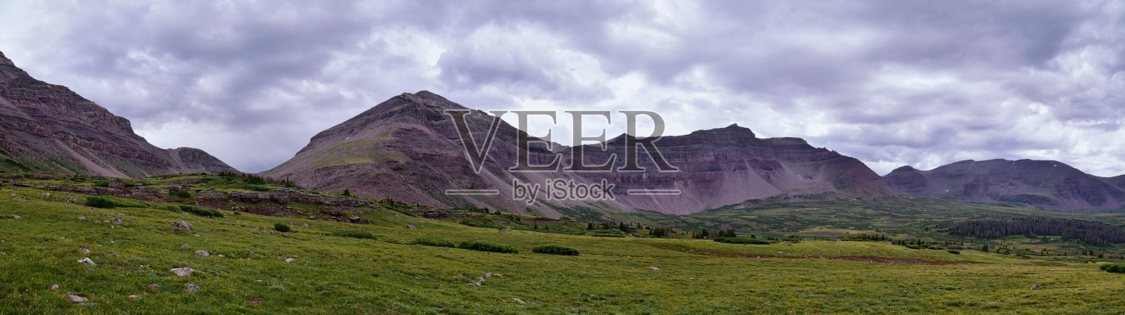 Henry 's Fork徒步旅行的小径，在犹他州的Uintah落基山脉的国王峰在夏天，阿什利国家森林，高尤纳斯荒野。美国。美国照片摄影图片