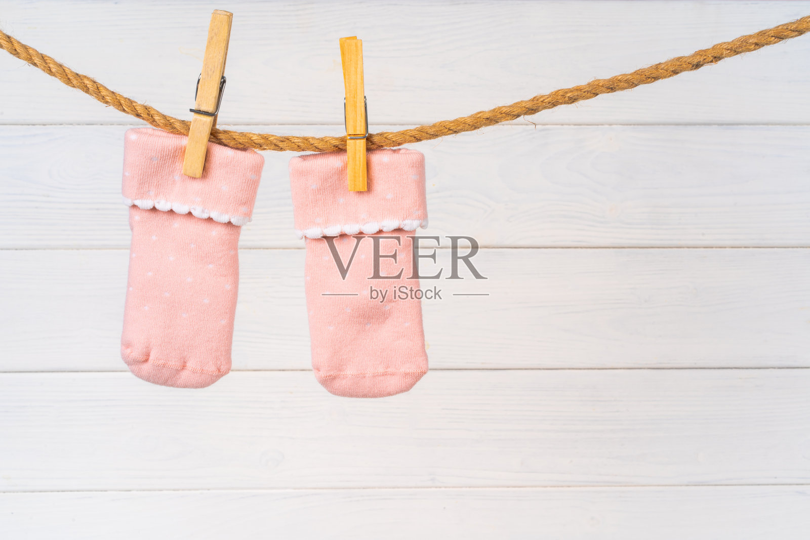 晾衣绳上的婴儿袜子。婴儿衣服洗照片摄影图片