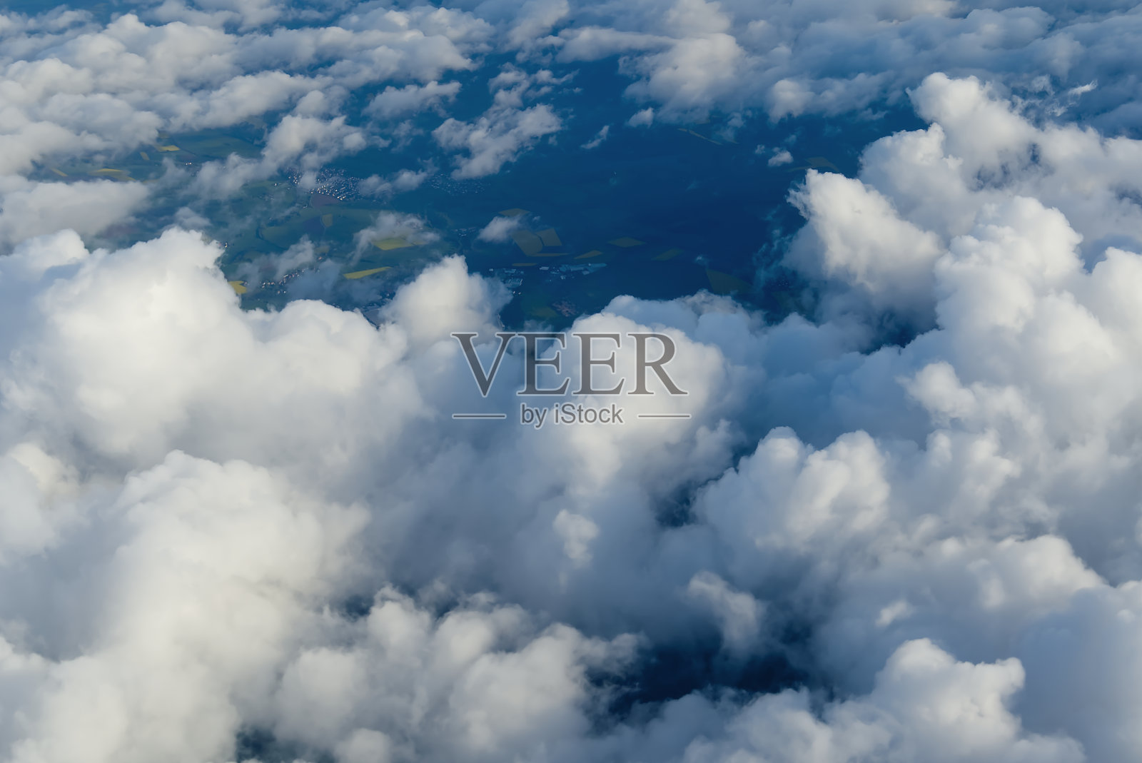 云层之上的天空。从飞机窗口俯视蓝天，云朵形状各异。sky-clouds背景照片摄影图片