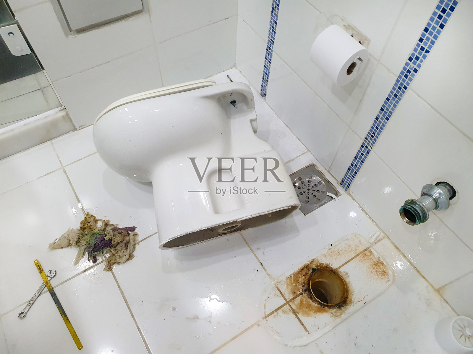 马桶被拆除以修复堵塞照片摄影图片