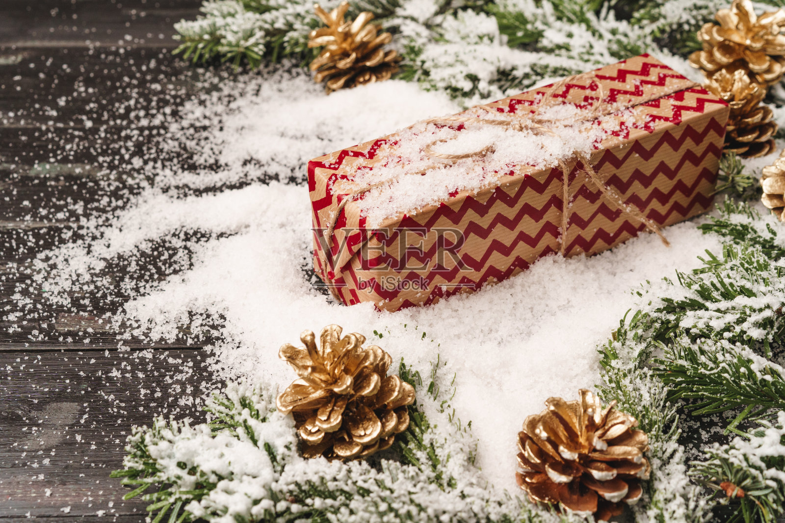 漂亮的圣诞礼物与雪天假日装饰在桌子上照片摄影图片