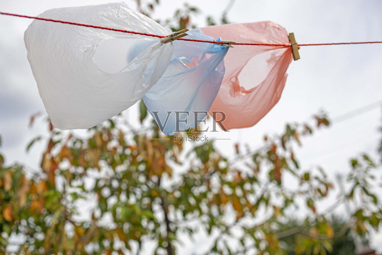 用一次性多色塑料袋污染环境，水平照片摄影图片