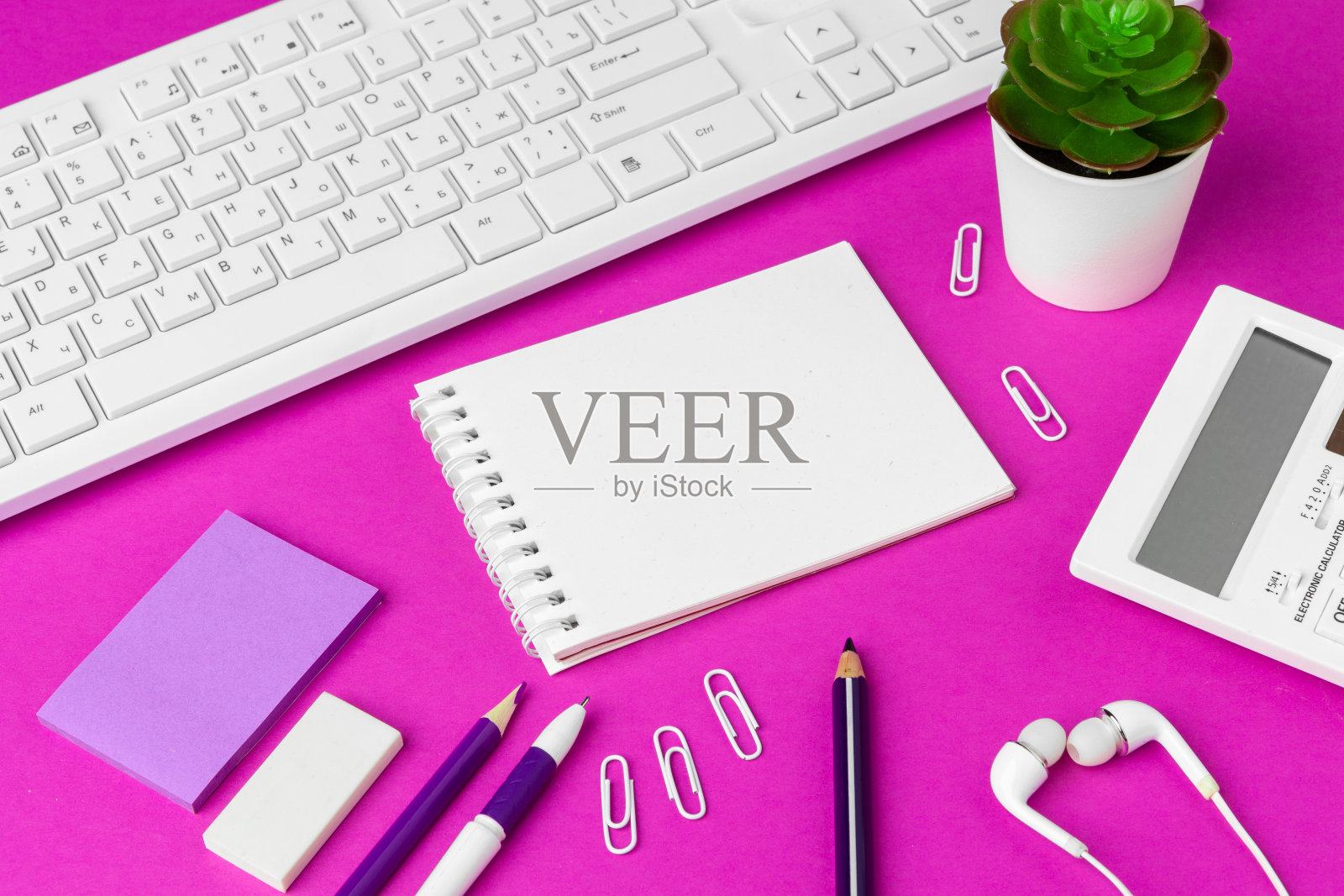 粉红色背景上的学校文具。回到学校的创意用品照片摄影图片