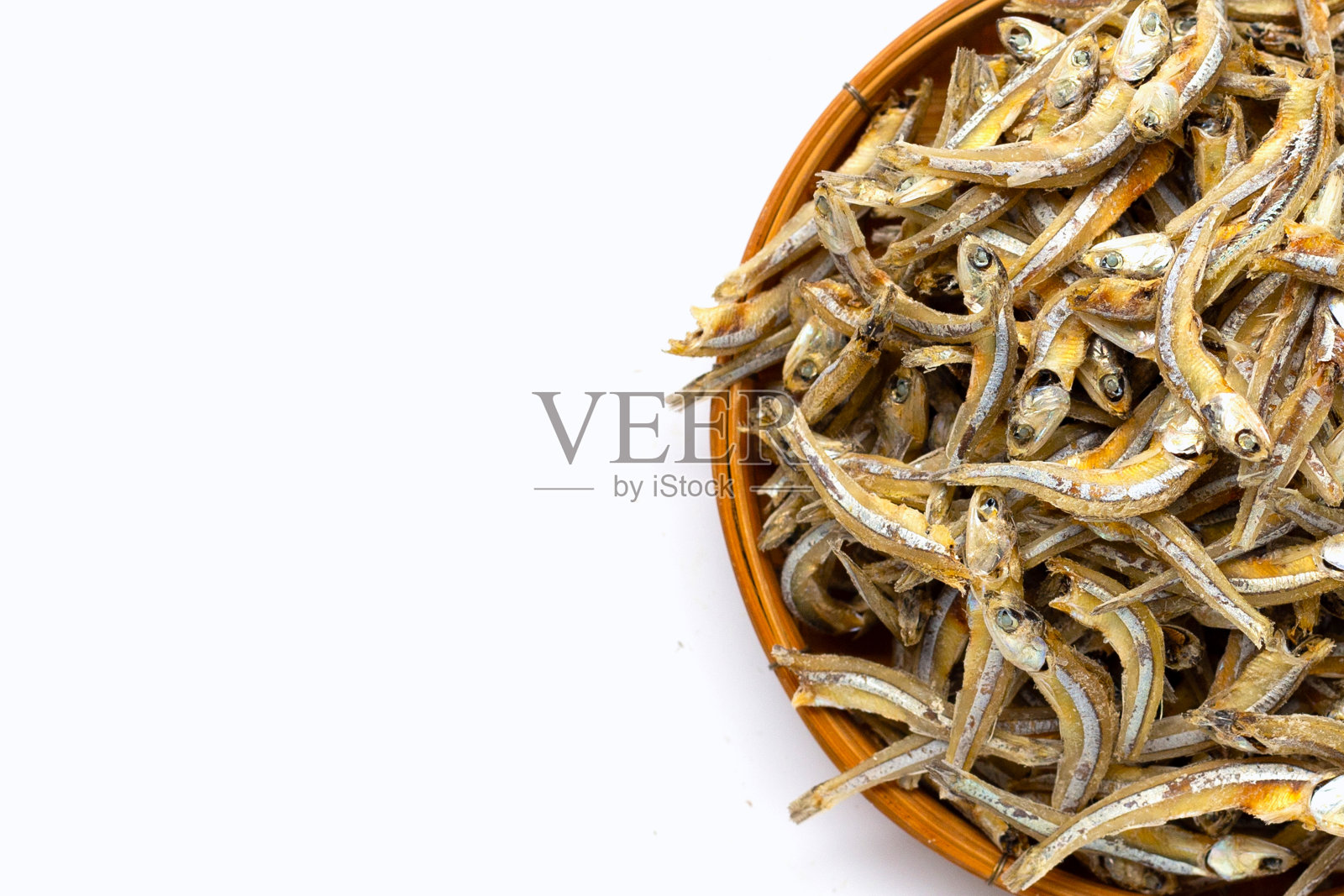 干凤尾鱼在白底竹篮照片摄影图片