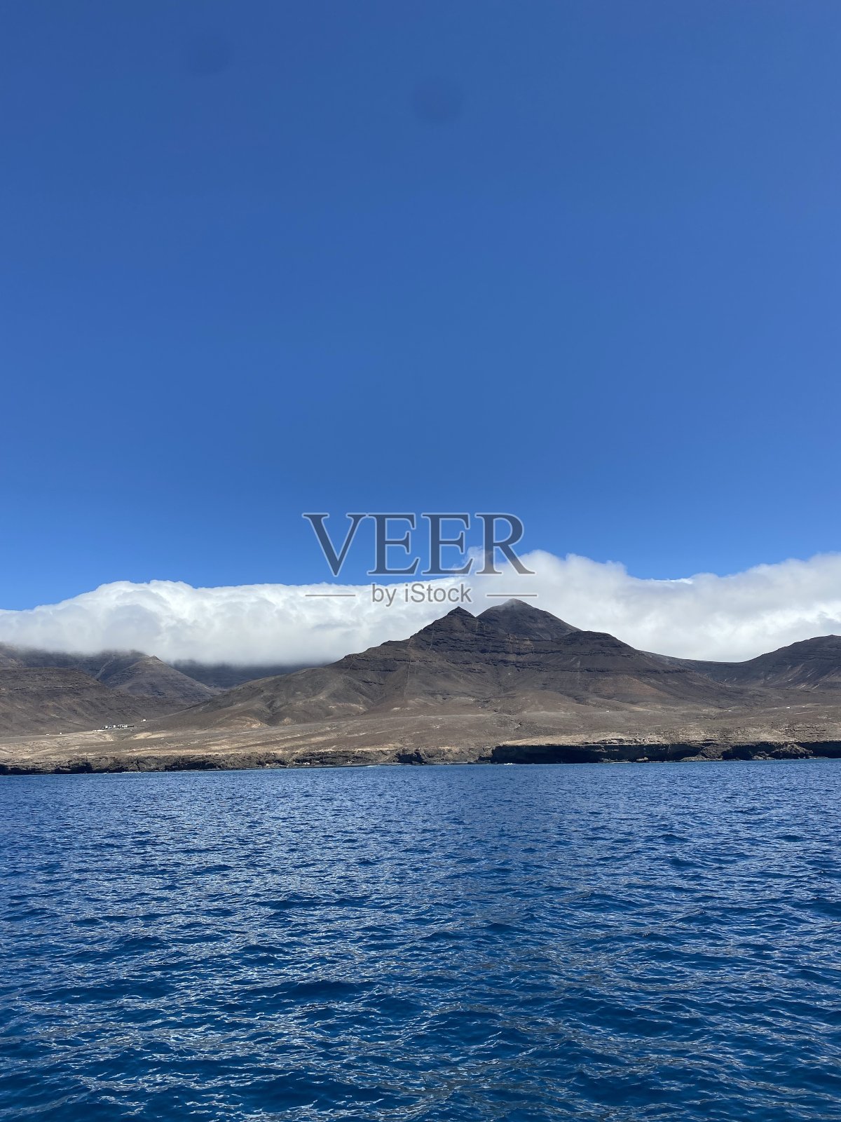 月球在地球上照片摄影图片