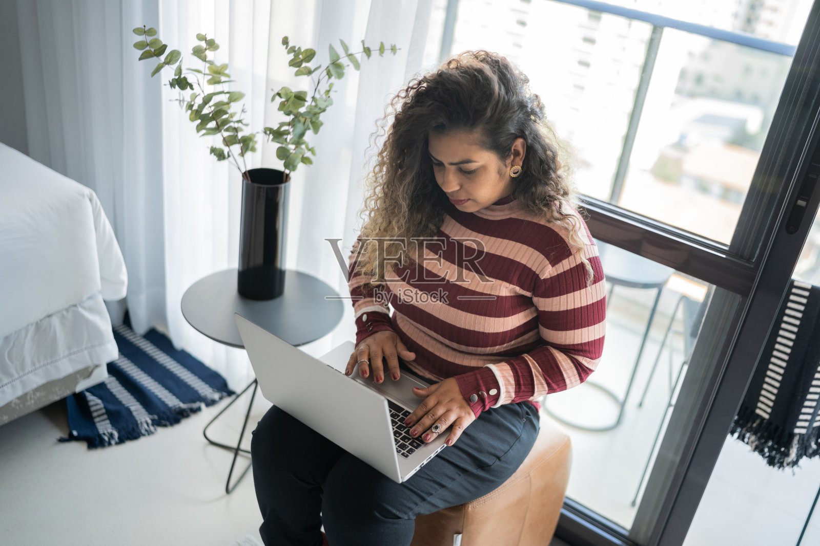 中年女性在家使用笔记本电脑照片摄影图片