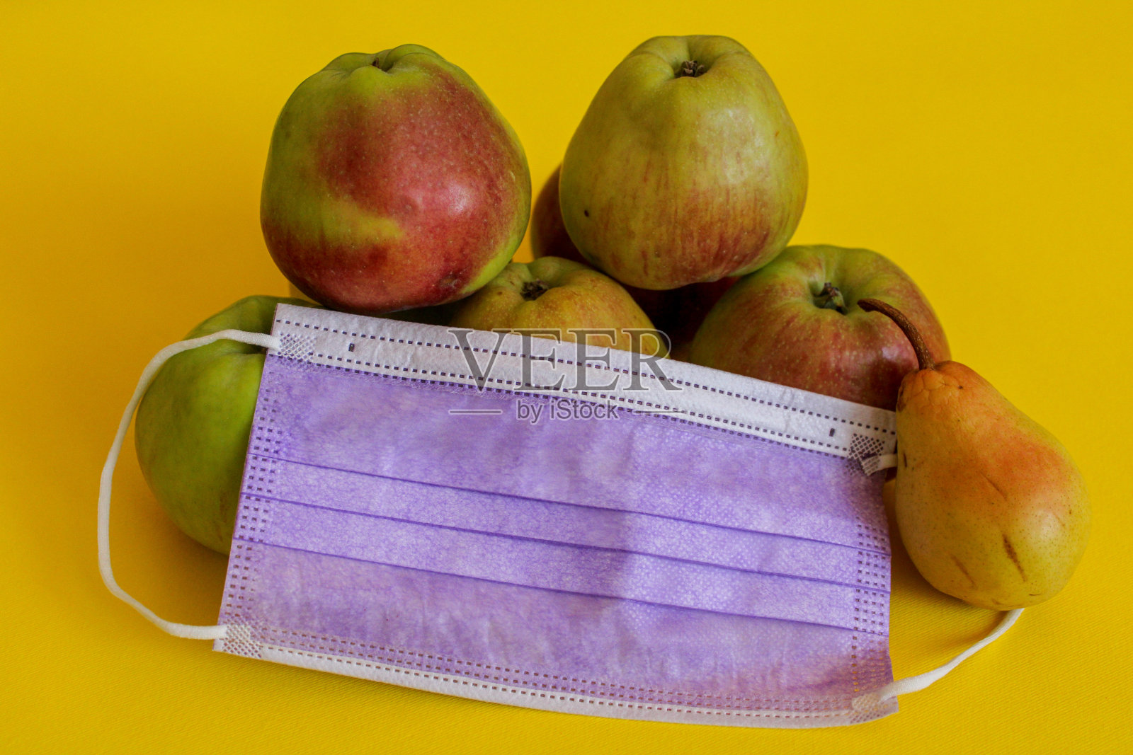 苹果和电晕口罩照片摄影图片