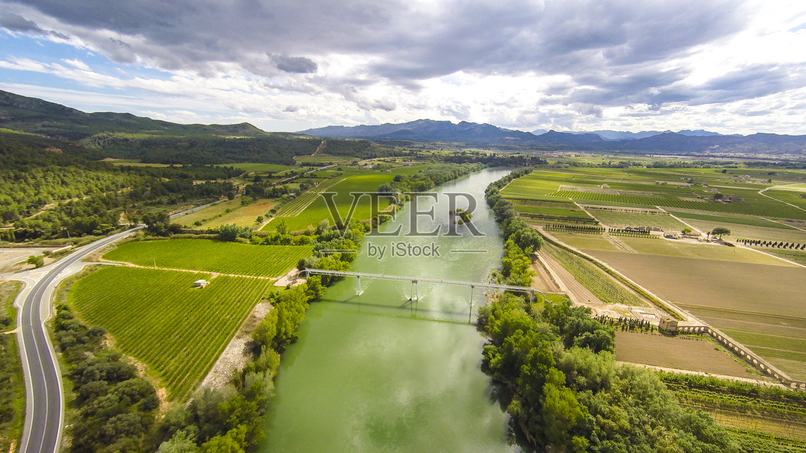 鸟瞰埃布罗河的河口和尽头，以及那里的农田和稻田照片摄影图片